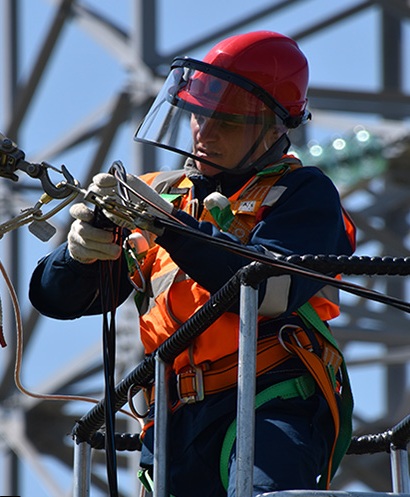 Técnico electricista revisando un cuadro eléctrico